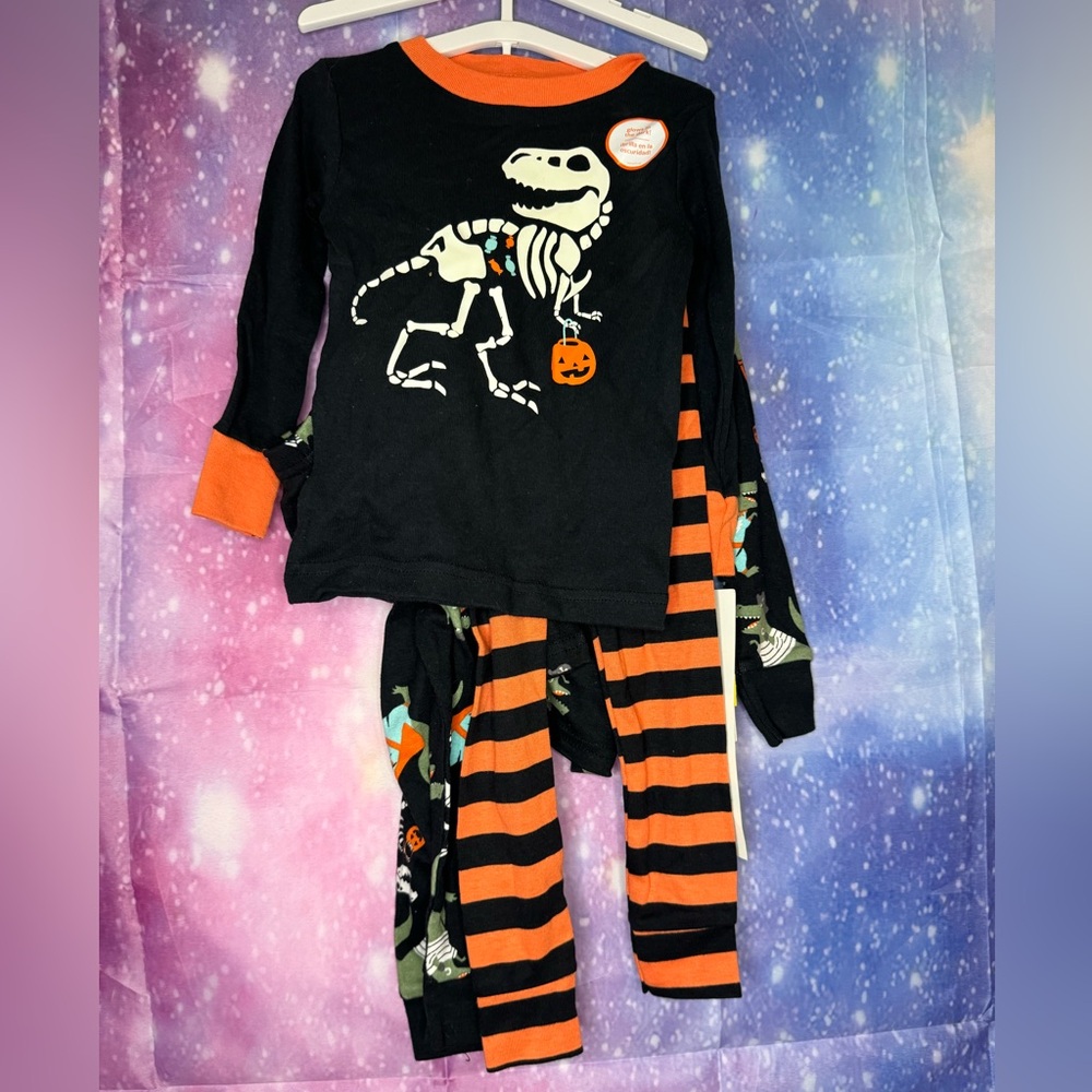 New 2 pairs of Halloween glow in the dark dinosaur pajamas 🛍
